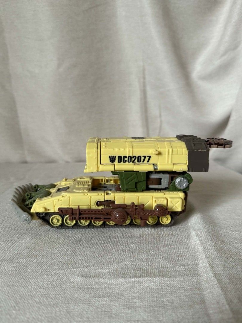 Transformers Universe Decepticon Dropshot Missile Tank (Category: Action & Battle Toys) located in Angeles City. Submitted by itsandspreloved (Listing ID 1466623362, Image 3). Description: nalabas lang po ng box for display only. collection po ng dad ko .