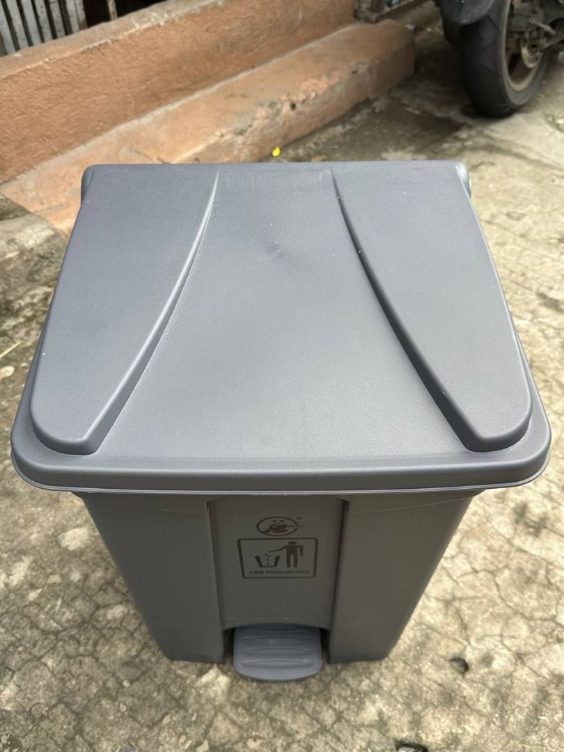 Trash Bin With Foot Pedal Specs: Black, 45L (Category: Home Improvement Tools & Accessories) located in Manila. Submitted by 09171479278_elsie. (Listing ID 1466648434, Image 3). Description: Trash Bin With Foot Pedal Specs: Black, 45L.