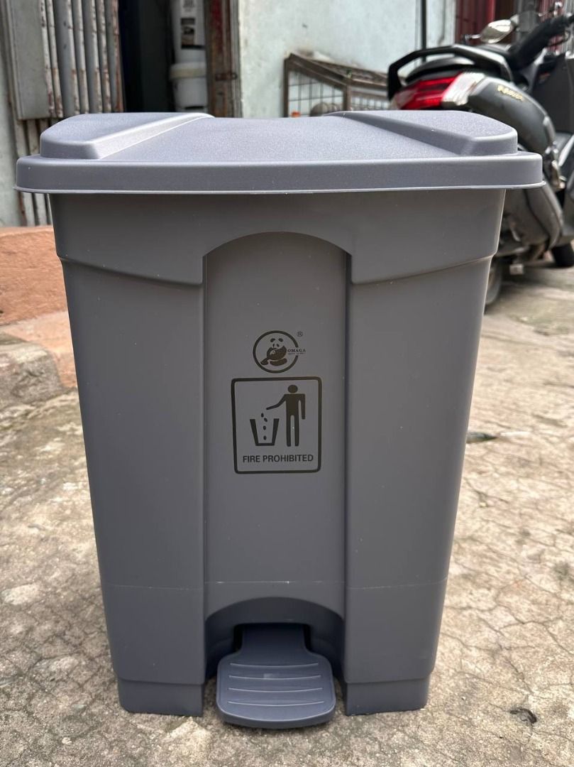 Trash Bin With Foot Pedal Specs: Black, 45L (Category: Home Improvement Tools & Accessories) located in Manila. Submitted by 09171479278_elsie. (Listing ID 1466648434, Image 2). Description: Trash Bin With Foot Pedal Specs: Black, 45L.