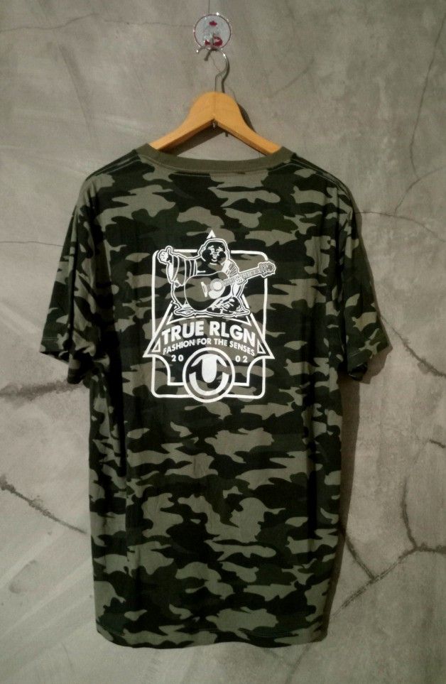 True Religion Camouflage Men's Tshirt Authentic (Category: Tshirts & Polo Shirts ) located in Manila. Submitted by boldfalcon.38de78 (Listing ID 1466726211, Image 1). Description: True Religion Camouflage Men's Tshirt Authentic As new Condition Size XL W -22 'L -29 10/10 color rate No issue Location Davao city Gcash payment PHp 2,500 + sf.