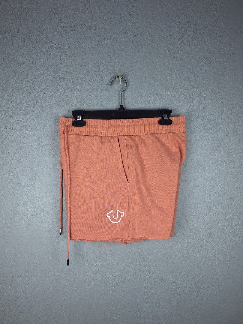 True Religion Peach Sweat Shorts (Category: Shorts) located in Sibulan. Submitted by studioxano (Listing ID 1466594070, Image 1). Description: True Religion Peach Sweat Shorts -P500 + SF Size L Waist 30 up / length 14 Excellent condi 9.5/10 color rate no issue Loc: Dumaguete city.