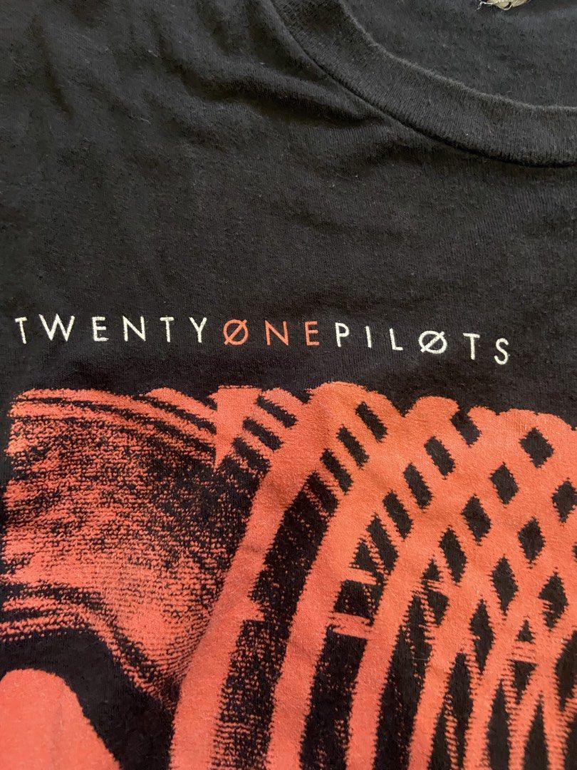 TWENTY ONE PILOTS MERCH TEE (Category: Shirts) located in Santiago. Submitted by binchifinds (Listing ID 1466578694, Image 3). Description: .