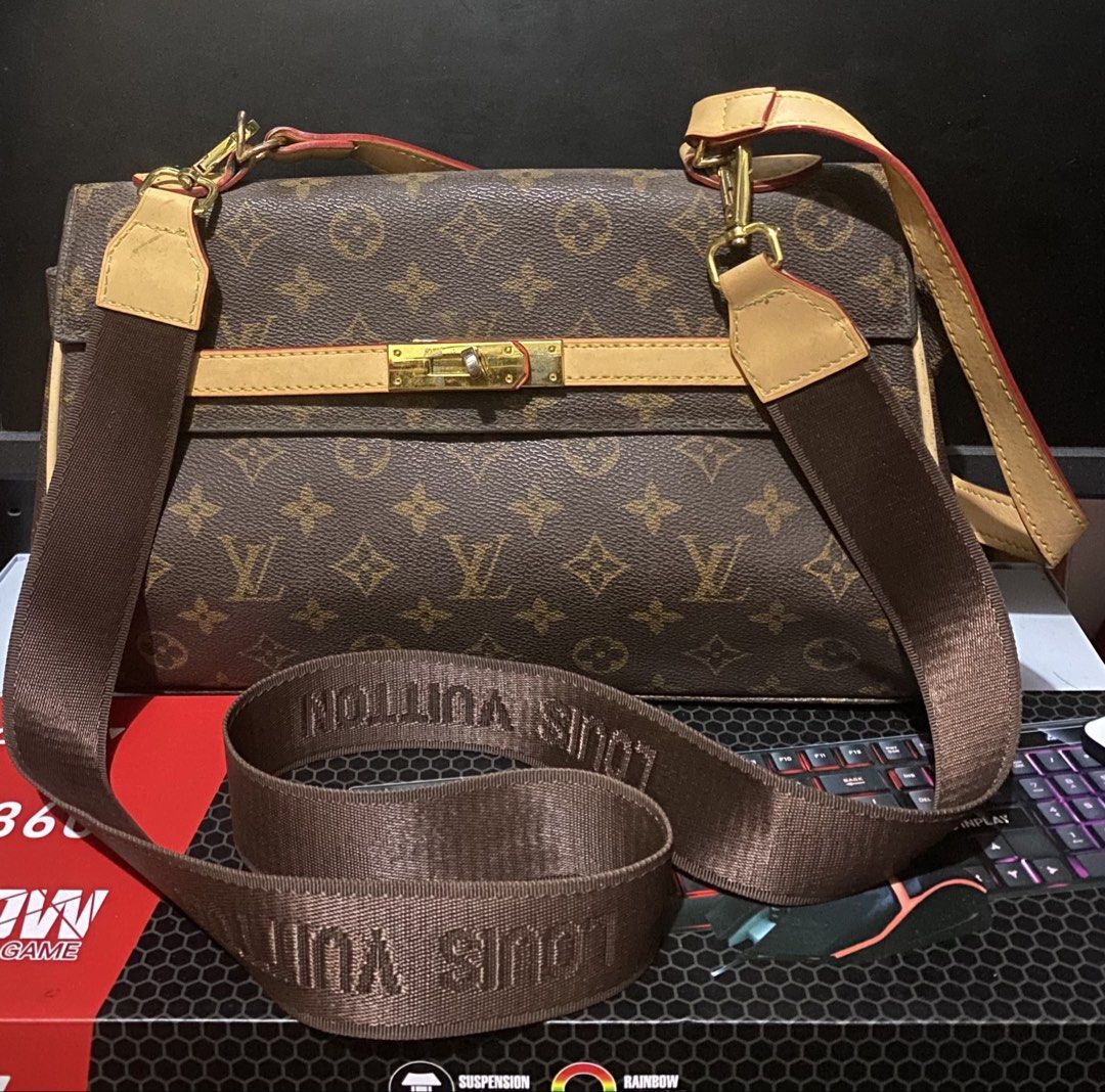 Two way bag (Category: Cross-body Bags) located in Manila. Submitted by gelaimarieh (Listing ID 1466772721, Image 1). Description: .