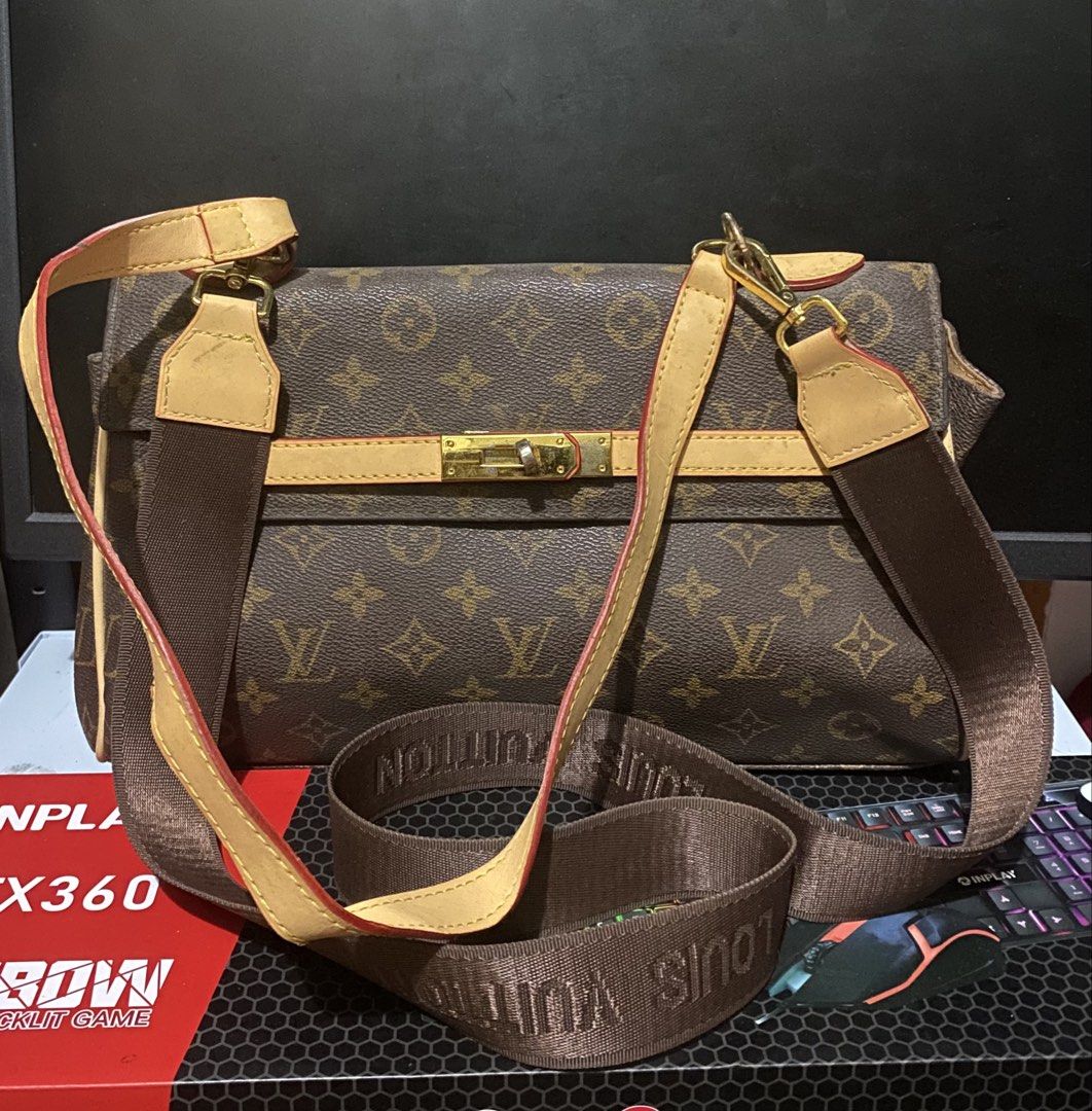 Two way bag (Category: Cross-body Bags) located in Manila. Submitted by gelaimarieh (Listing ID 1466772721, Image 2). Description: .