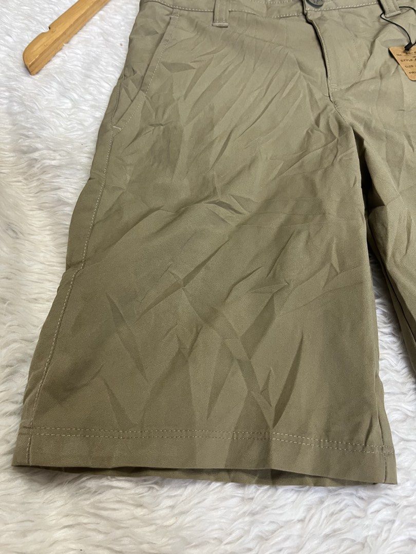 Under Armour Khaki Shorts Size 25-26 (Category: Shorts) located in Manila. Submitted by bengirlclothing (Listing ID 1466612942, Image 3). Description: - Brand: Under Armour - Color: Khaki - Style: Loose fit shorts - Size: 25-26 inches - Details: Neon yellow/green UA logo inner waistband, small UA logo on lower left leg - Features: Button closure, belt loops, front pockets - Origin: Made in Indonesia .