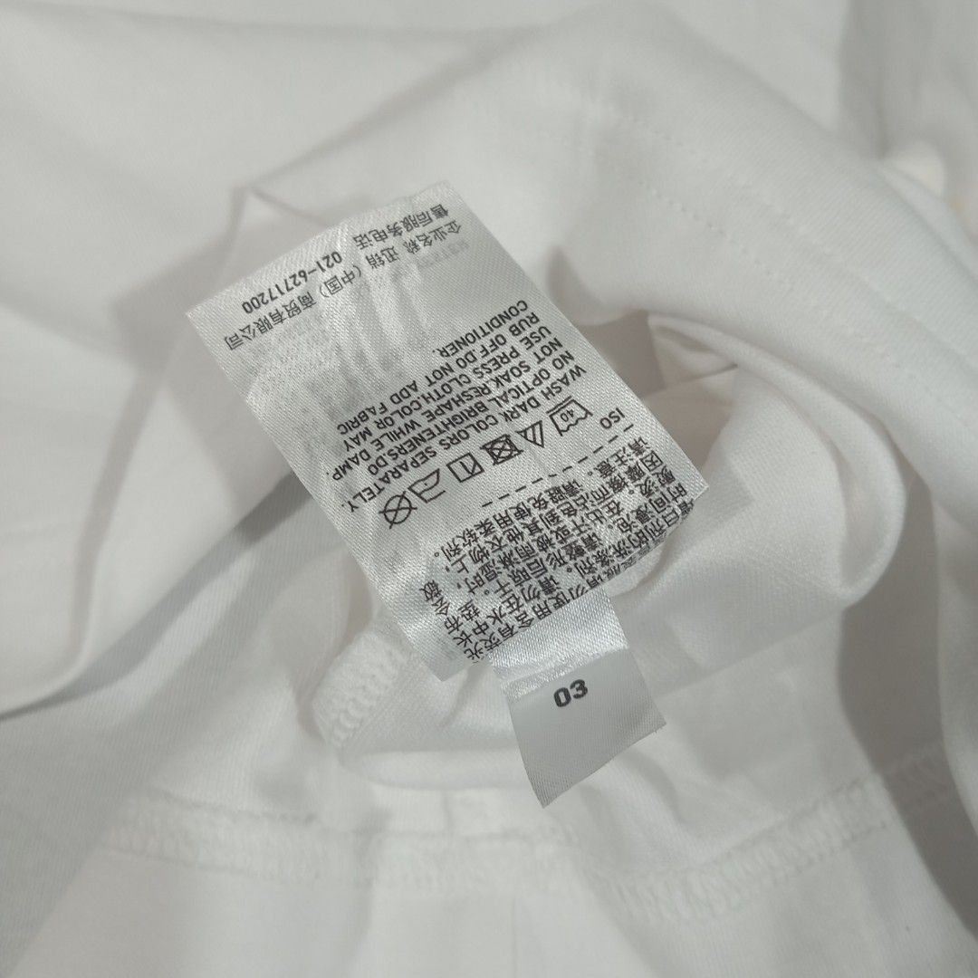 Uniqlo Airism White Tee (Category: Activewear) located in Taguig. Submitted by sito. (Listing ID 1466630556, Image 3). Description: For sale! 📣 Uniqlo Airism White Tee Specs and measurements: • Size Medium • Length 28 inches • Width 22 inches Condition Details: • Issue: NONE • Color rate: 10/10 • Overall Condition: 10/10 Asking Price: ~₱297 Transaction Details: Location: Upper Bicutan, Taguig City, Metro Manila, 1633 Payment: Gcash / Maya / Bank