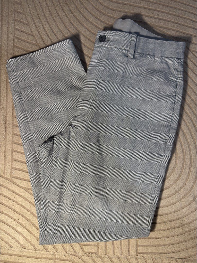 Uniqlo ankle pants (Category: Other Bottoms) located in Manila. Submitted by shentrendsph (Listing ID 1466610654, Image 1). Description: Waist - 26-30” Length - 35”.