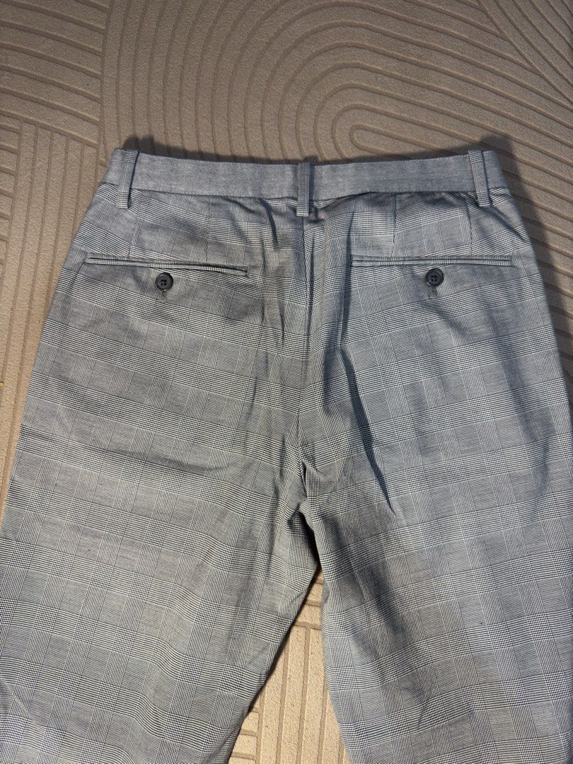 Uniqlo ankle pants (Category: Other Bottoms) located in Manila. Submitted by shentrendsph (Listing ID 1466610654, Image 2). Description: Waist - 26-30” Length - 35”.