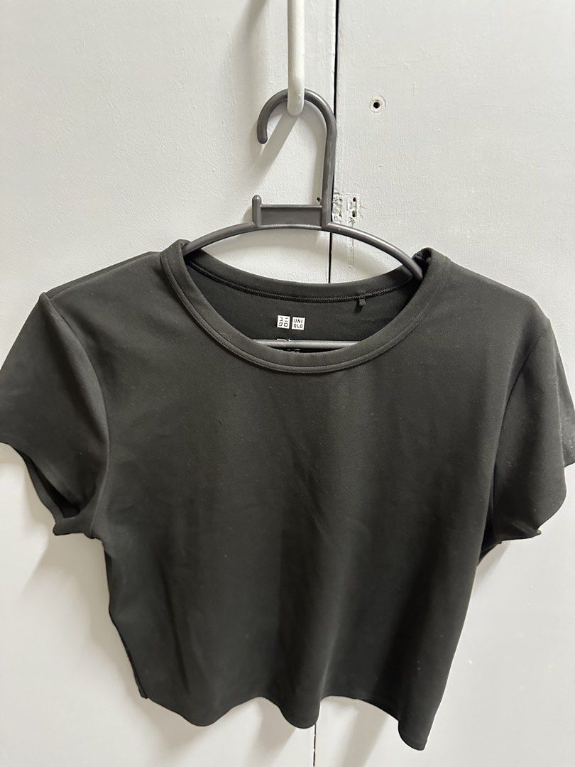 Uniqlo Black Crop Top (Category: Shirts) located in Hermosa. Submitted by alxgtz (Listing ID 1466713783, Image 1). Description: Used twice Good quality.