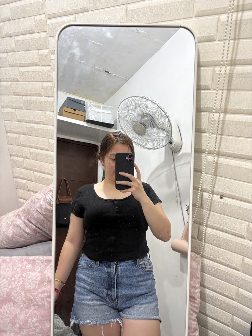 Uniqlo Black Ribbed Button-Up Crop Top (Category: Shirts) located in Manila. Submitted by joyceeipos62277 (Listing ID 1466571153, Image 2). Description: - Brand: Uniqlo - Style: Ribbed crop top with short sleeves and scoop neckline - Details: Three front buttons - Fabric: Stretchy, super comfy fit - Styling: Perfect with denim shorts or high-waisted jeans - Condition: Clean and ready to wear.
