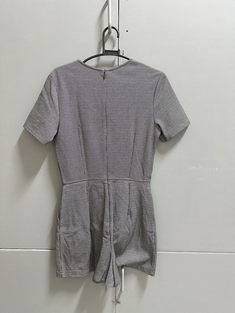 Uniqlo black/gray romper (Category: Rompers) located in Hermosa. Submitted by alxgtz (Listing ID 1466716439, Image 2). Description: Used twice Good as new Comfy material.