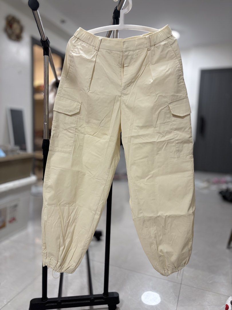 Uniqlo Cargo Pants Cream Size L (Category: Other Bottoms) located in Pasay City. Submitted by altheatheaaeia (Listing ID 1466682798, Image 1). Description: - Brand/Model: Uniqlo Utility Cargo Pants - Color: Light Cream - Size: L (Relaxed straight fit) - Waist: Elastic waistband with adjustable drawstring - Pockets: Functional side cargo pockets on both legs - Details: Cinched ankle cuffs - Material: Comfortable cotton blend fabric.