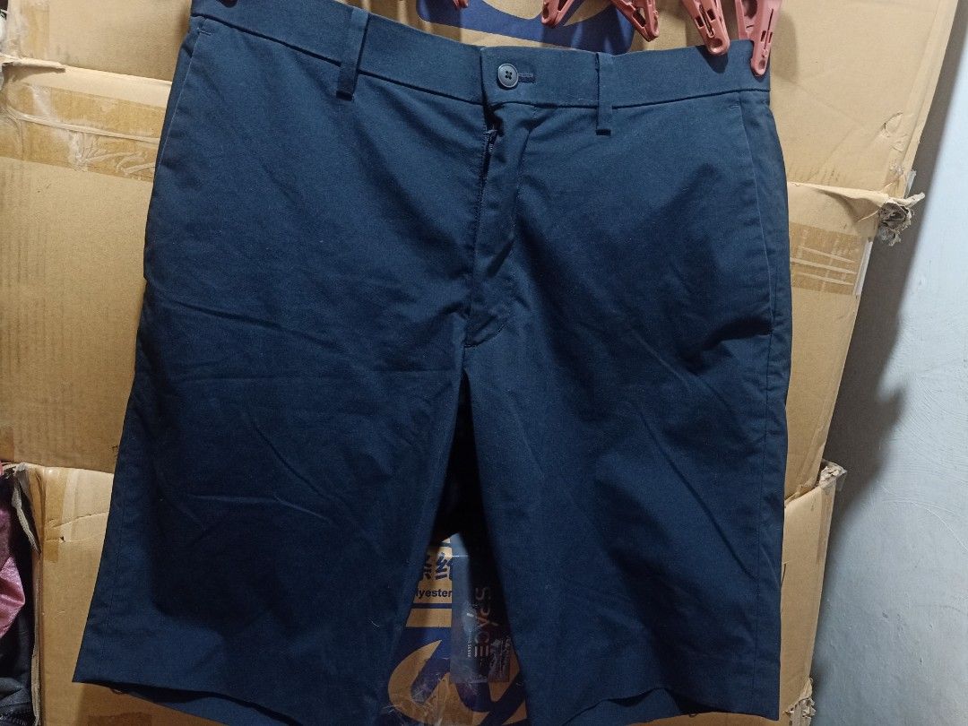 Uniqlo darkblue short for men (Category: Shorts) located in Pasig City. Submitted by urdal01 (Listing ID 1466595359, Image 3). Description: uniqlo darkblue short for men waistline'32 length'19inch polyester cotton not stretchy.