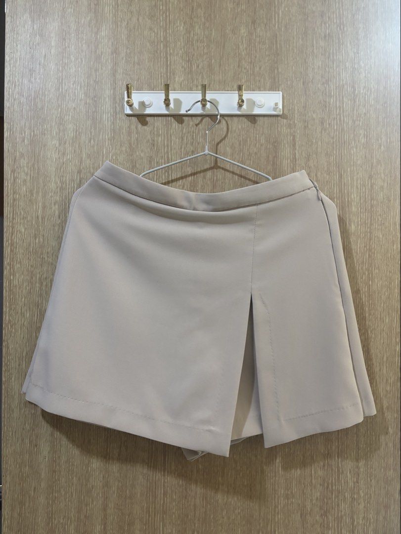 Uniqlo Garterized Skort Small Green (Category: Skirts) located in Quezon City. Submitted by declutternstuff (Listing ID 1466135581, Image 1). Description: - Brand: Uniqlo - Item: Green Skort - Size: Small - Waist: Garterized, fits 60 to 66 cm - Hips: Fits around 85 to 91 cm - Details: Neat side zip with front pleat design - Condition: Excellent, pre-loved.