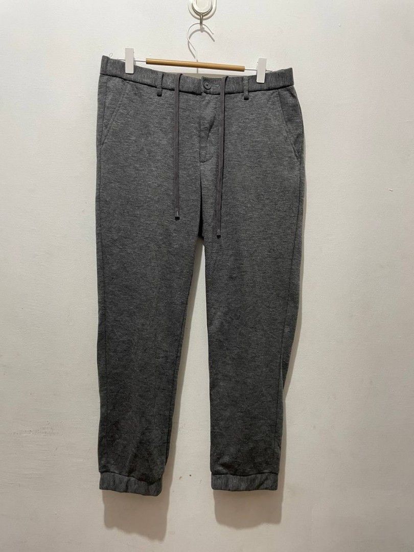 Uniqlo Grey Drawstring Jogger Pants Size L (Category: Joggers) located in Caloocan City. Submitted by alysoncala70121 (Listing ID 1466618862, Image 1). Description: - Brand: Uniqlo - Color: Grey - Size: Large (L) - Material: Soft knit - Features: Adjustable drawstring waist, button closure, and ribbed ankle cuffs - Pockets: Two front pockets and two back buttoned pockets - Design Detail: Stylish blue and white striped lining inside the waistband 