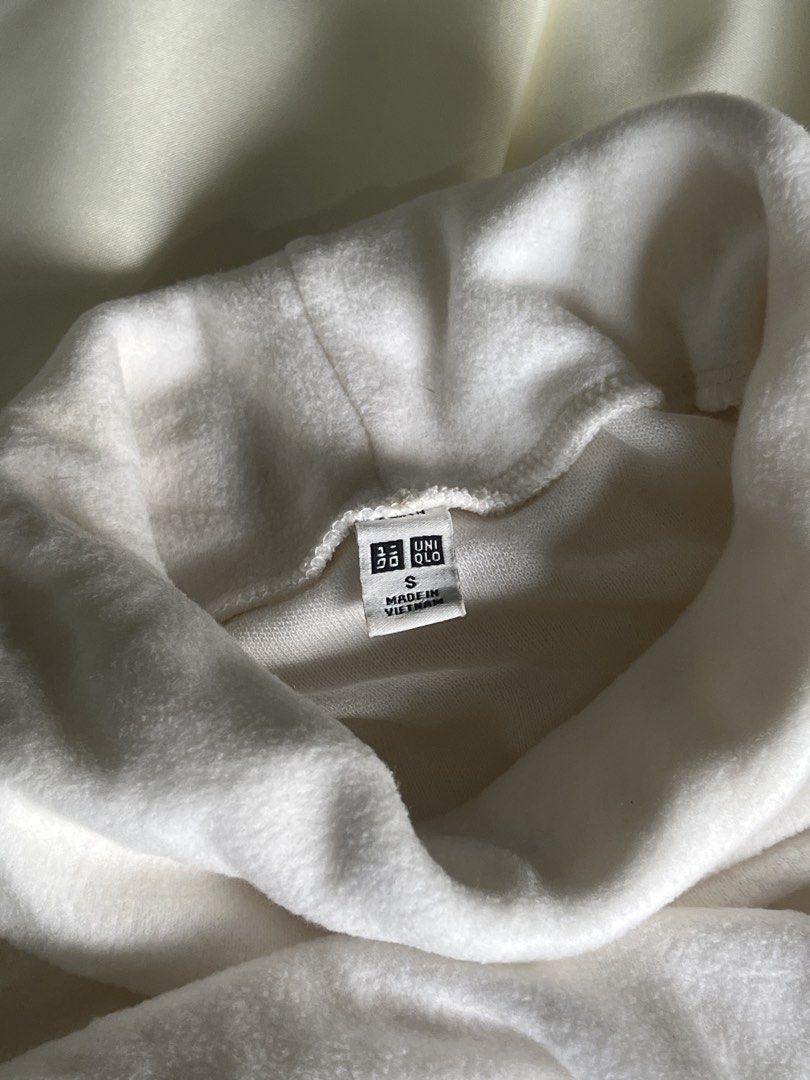 Uniqlo Heattech Turtleneck Long Sleeve (Category: Longsleeves) located in Dasmarinas. Submitted by nadui (Listing ID 1466660595, Image 3). Description: - Brand/Model: Uniqlo Heattech Turtleneck - Color: Off-White - Size: M (fits true) - Material: 70% acrylic, 30% rayon blend (Made in Vietnam) - Features: Cozy fleece-like inner lining, stretchy fabric, tall neck roll - Condition: Good, clean inside and out, with a minor yellowish stain near the sh