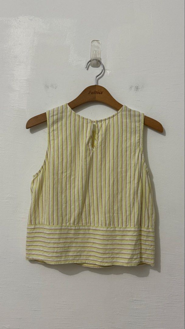 Uniqlo Linen Blend Sleeveless Blouse (Category: Sleeveless) located in Cordova. Submitted by thedecluterrer (Listing ID 1466568013, Image 3). Description: .