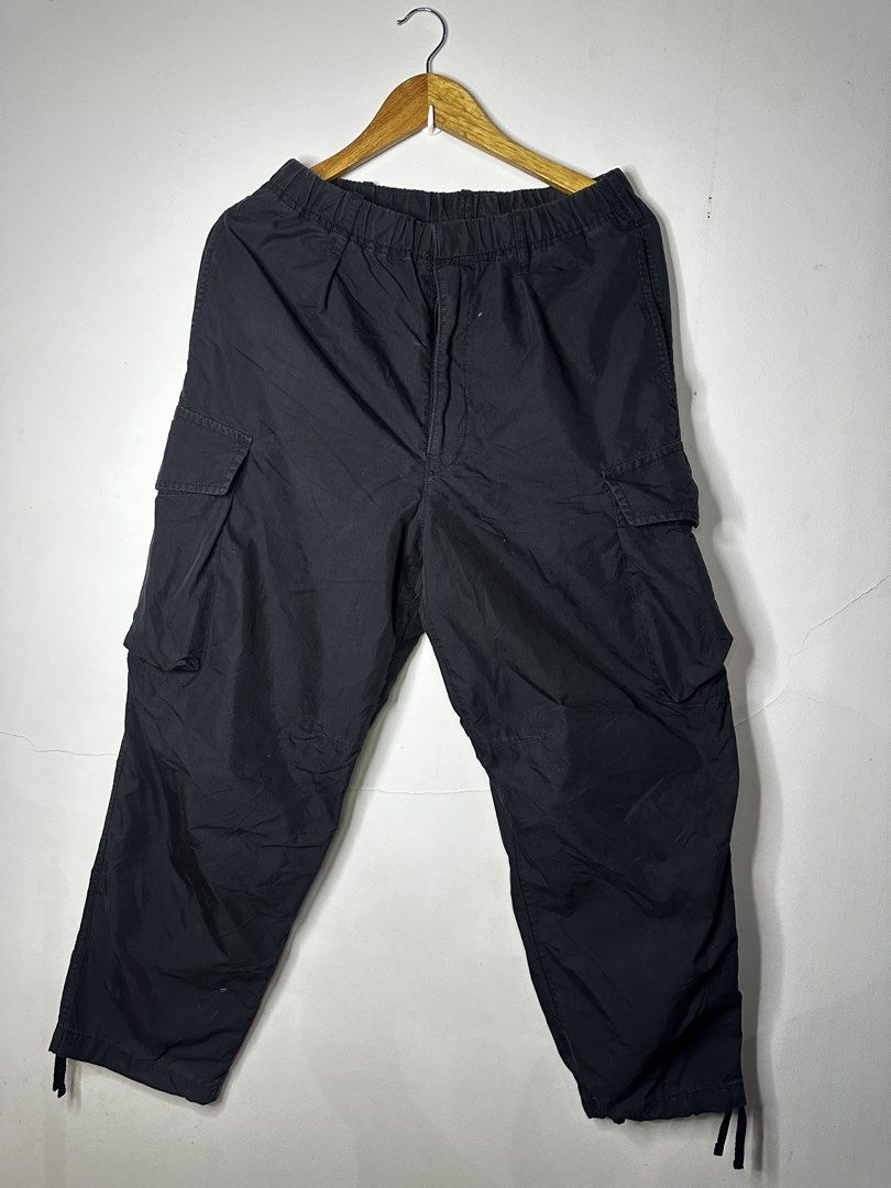 UNIQLO PARACHUTE CARGO PANTS (Category: Jeans) located in Molave. Submitted by thriftmate13 (Listing ID 1466708784, Image 1). Description: .