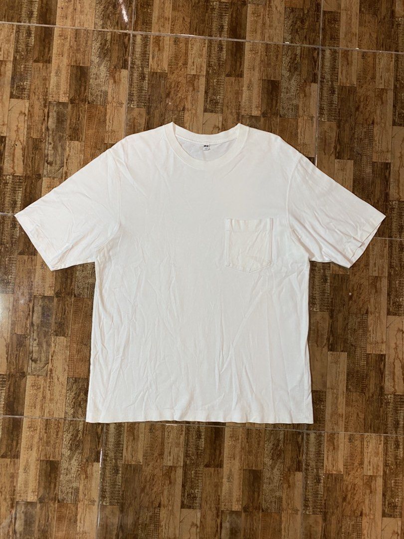 Uniqlo pocket tee (Category: Tshirts & Polo Shirts ) located in Manila. Submitted by guud_findsph (Listing ID 1466749372, Image 2). Description: Excellent to new condition Color rate 9.8/10 No issue Size Large Dimes 22/29.