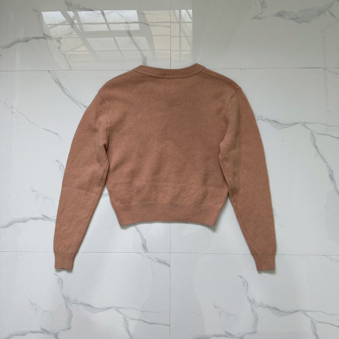 Uniqlo Premeium Lambswool Sweater (Category: Coats, Jackets and Outerwear) located in Santo Tomas. Submitted by the580closet (Listing ID 1466601509, Image 2). Description: - Size : Medium 18.5 inches - chest 19.5 inches - length 17.5 inches - shoulder 22.5 inches - sleeves.