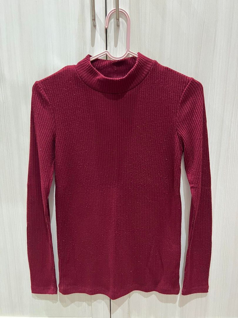 Uniqlo Ribbed Turtleneck Sweater (Category: Longsleeves) located in Manila. Submitted by shopforprelovedclothes (Listing ID 1466575477, Image 1). Description: Size: Small Color: Maroon.