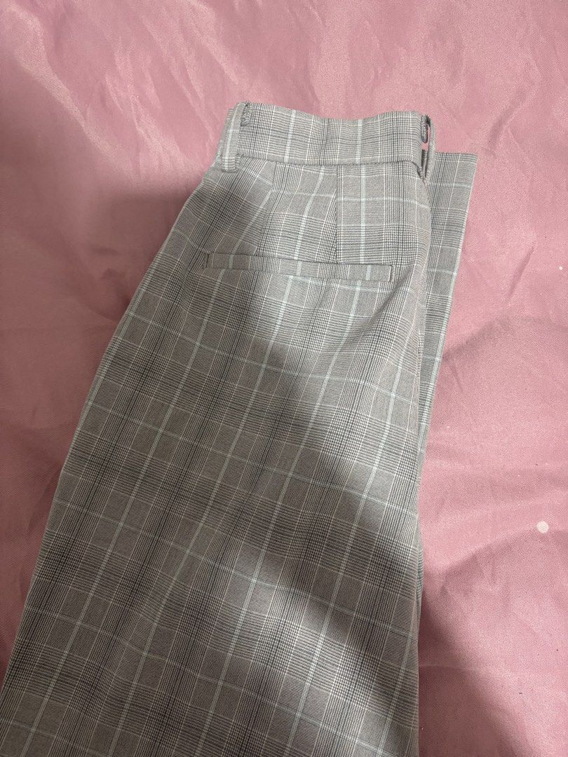 Uniqlo smart ankle pants (Category: Other Bottoms) located in Manila. Submitted by declutterwithbeyuh (Listing ID 1466638920, Image 3). Description: .
