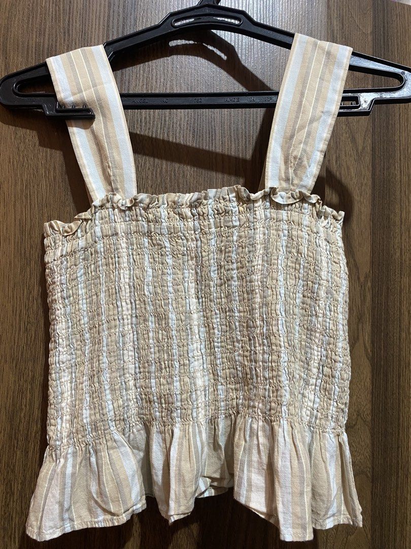 Uniqlo Smock Top (Category: Sleeveless) located in Cebu City. Submitted by cvrleen16 (Listing ID 1466700463, Image 1). Description: Size M but fits size small.