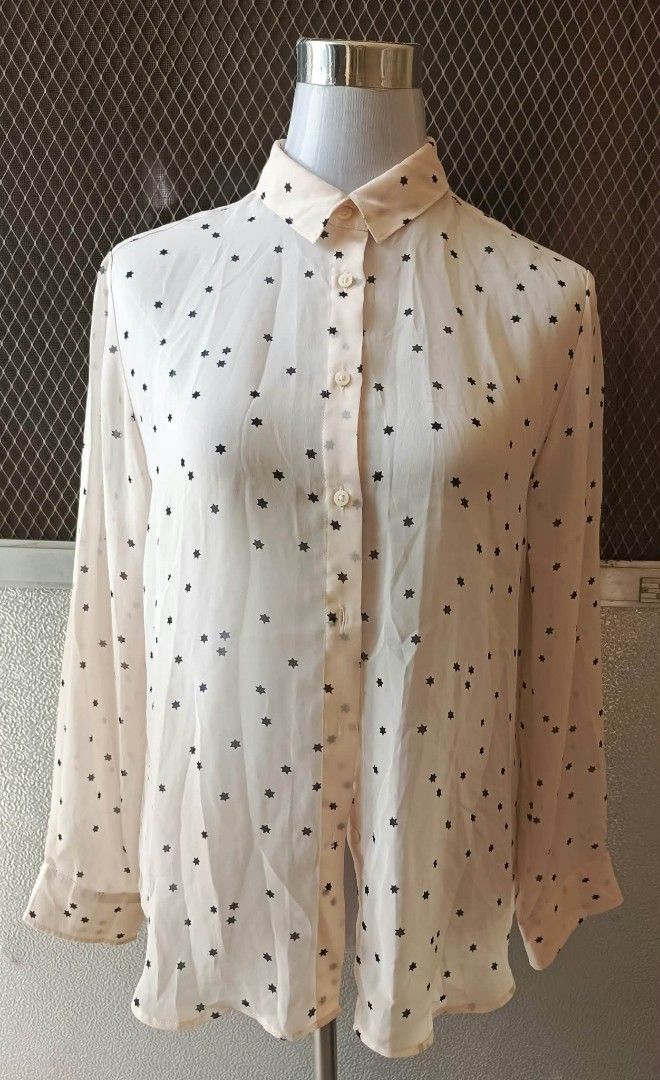 Uniqlo Star Print Button Up Blouse XL (Category: Blouses) located in Cebu City. Submitted by violacloset (Listing ID 1466651052, Image 1). Description: Measurements: length: 26 width: 19 1/2.