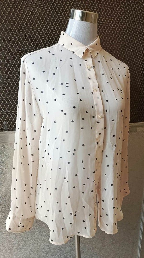 Uniqlo Star Print Button Up Blouse XL (Category: Blouses) located in Cebu City. Submitted by violacloset (Listing ID 1466651052, Image 2). Description: Measurements: length: 26 width: 19 1/2.