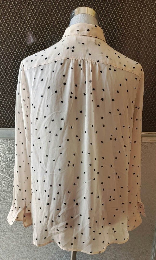 Uniqlo Star Print Button Up Blouse XL (Category: Blouses) located in Cebu City. Submitted by violacloset (Listing ID 1466651052, Image 3). Description: Measurements: length: 26 width: 19 1/2.