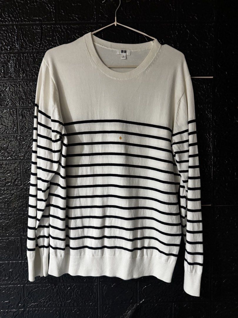 Uniqlo sweatshirt (Category: Longsleeves) located in Manila. Submitted by javerzosa (Listing ID 1466768430, Image 1). Description: Has stain.