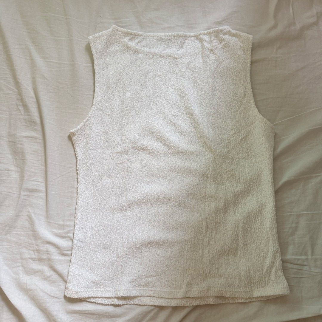 Uniqlo Top (Category: Sleeveless) located in Manila. Submitted by shesells3ashells (Listing ID 1466631485, Image 3). Description: .