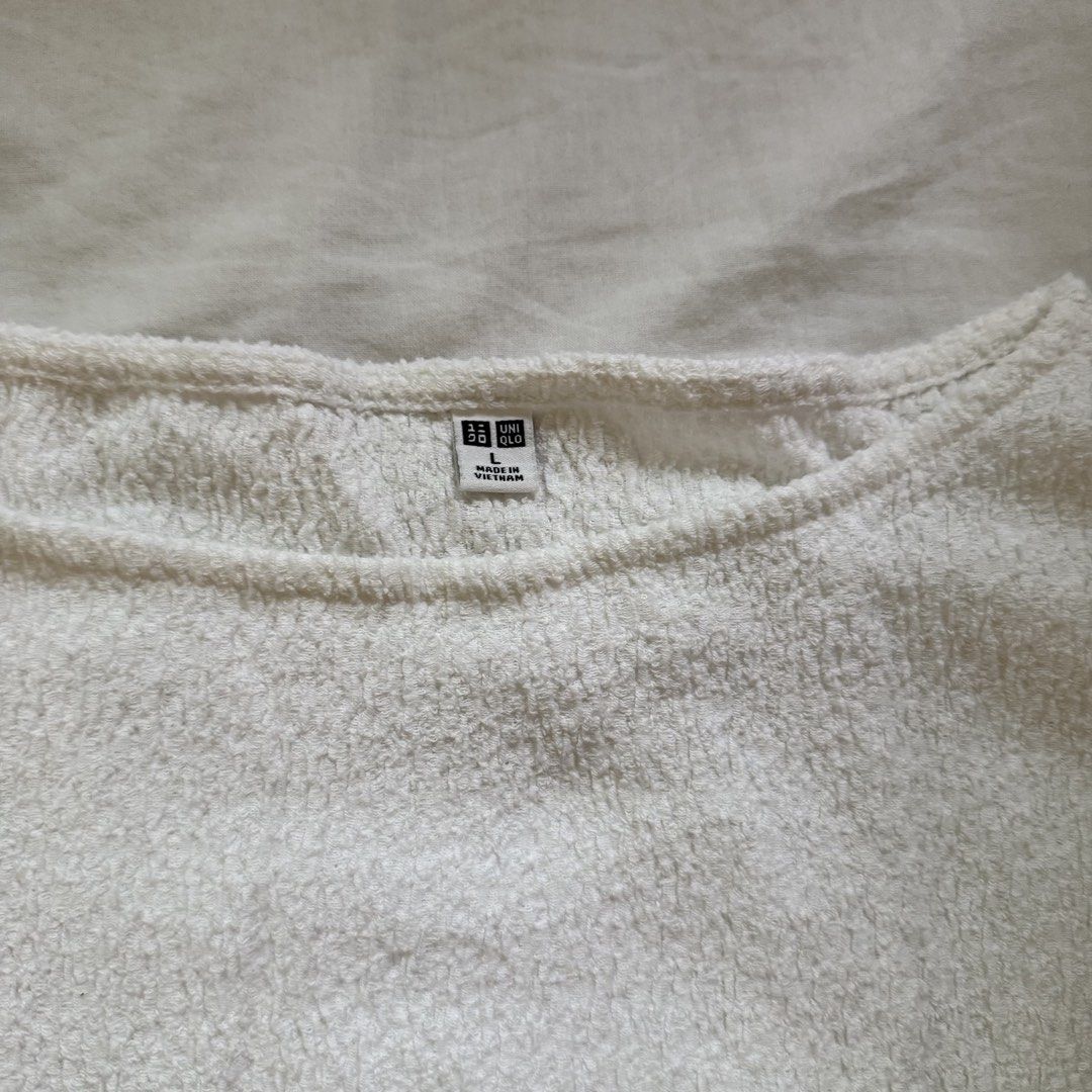 Uniqlo Top (Category: Sleeveless) located in Manila. Submitted by shesells3ashells (Listing ID 1466631485, Image 2). Description: .