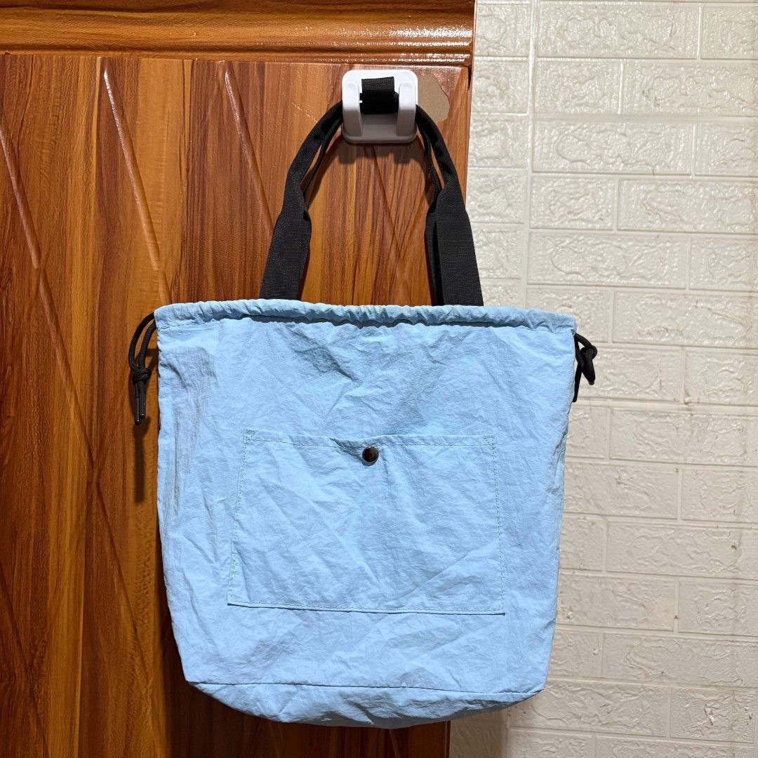 Uniqlo tote bag (Category: Tote Bags) located in Alburquerque. Submitted by abj_thriftshop (Listing ID 1466773525, Image 1). Description: string closure small size.