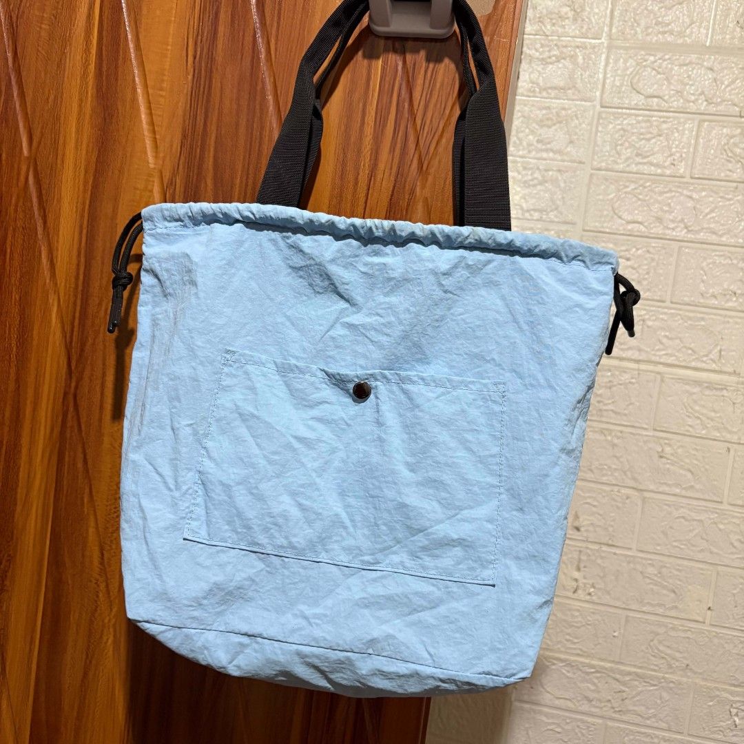 Uniqlo tote bag (Category: Tote Bags) located in Alburquerque. Submitted by abj_thriftshop (Listing ID 1466773525, Image 3). Description: string closure small size.