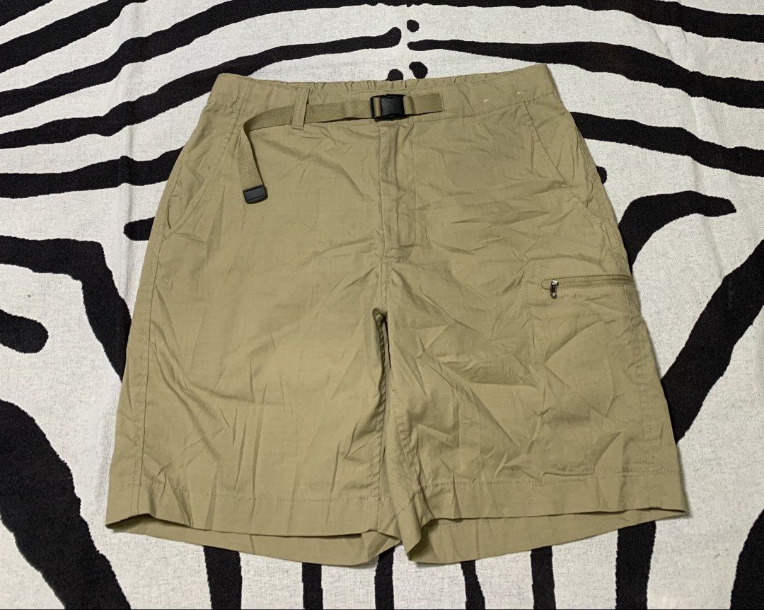 UNIQLO Utility short (Category: Shorts) located in Molave. Submitted by mysticbird_38213e (Listing ID 1466736156, Image 1). Description: I size SMALL 31 - 32 18.5 length 5POCKET AS NEW condition No issue Sobrang solid nito! .