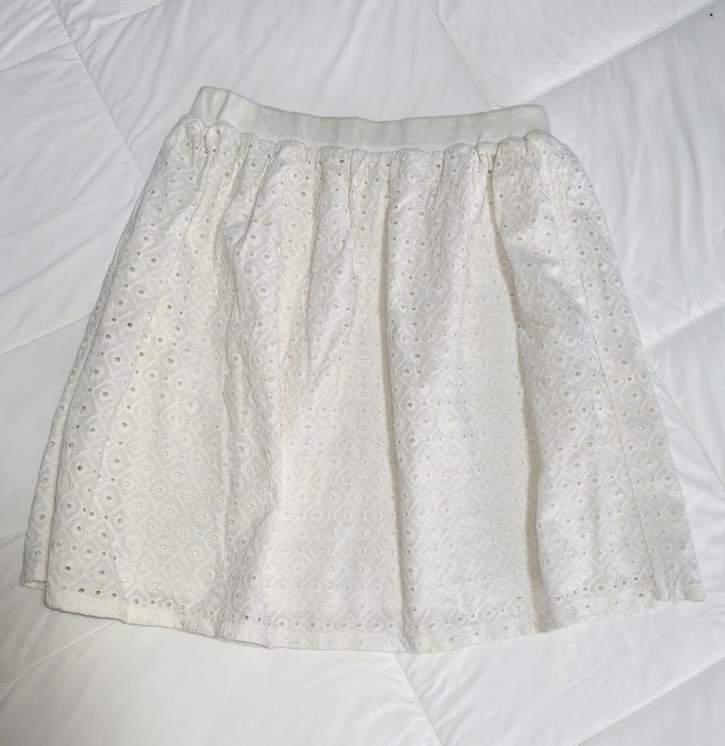 Uniqlo White Skirts Medium (Category: Skirts) located in Naga. Submitted by princessta62477 (Listing ID 1466704628, Image 1). Description: .
