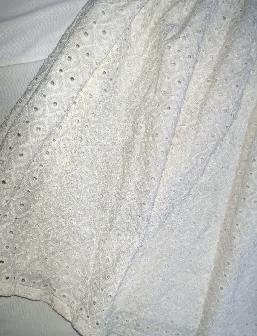 Uniqlo White Skirts Medium (Category: Skirts) located in Naga. Submitted by princessta62477 (Listing ID 1466704628, Image 2). Description: .