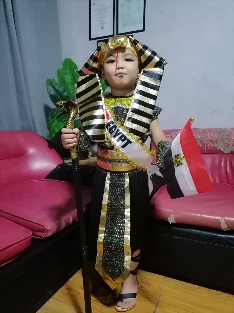 Preloved United Nation Costume Egypt (Category: Babies & Kids Fashion) located in Taguig. Submitted by chacha0203 (Listing ID 1466572268, Image 2). Description: Complete head to toe Lahat ng nasa photo kasama na W/ sash and flag Susuotin mo nln.. 5 yrs old ang bata Once lang nagamit.
