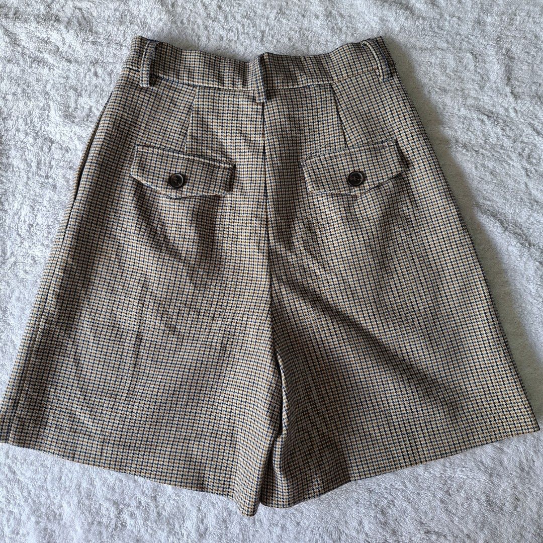 URBAN REVIVO SHORT - S (Category: Shorts) located in Abucay. Submitted by petiteprettyboutiquev2 (Listing ID 1466606487, Image 2). Description: Thick fabric itu ganda😍 + SF(J&T).