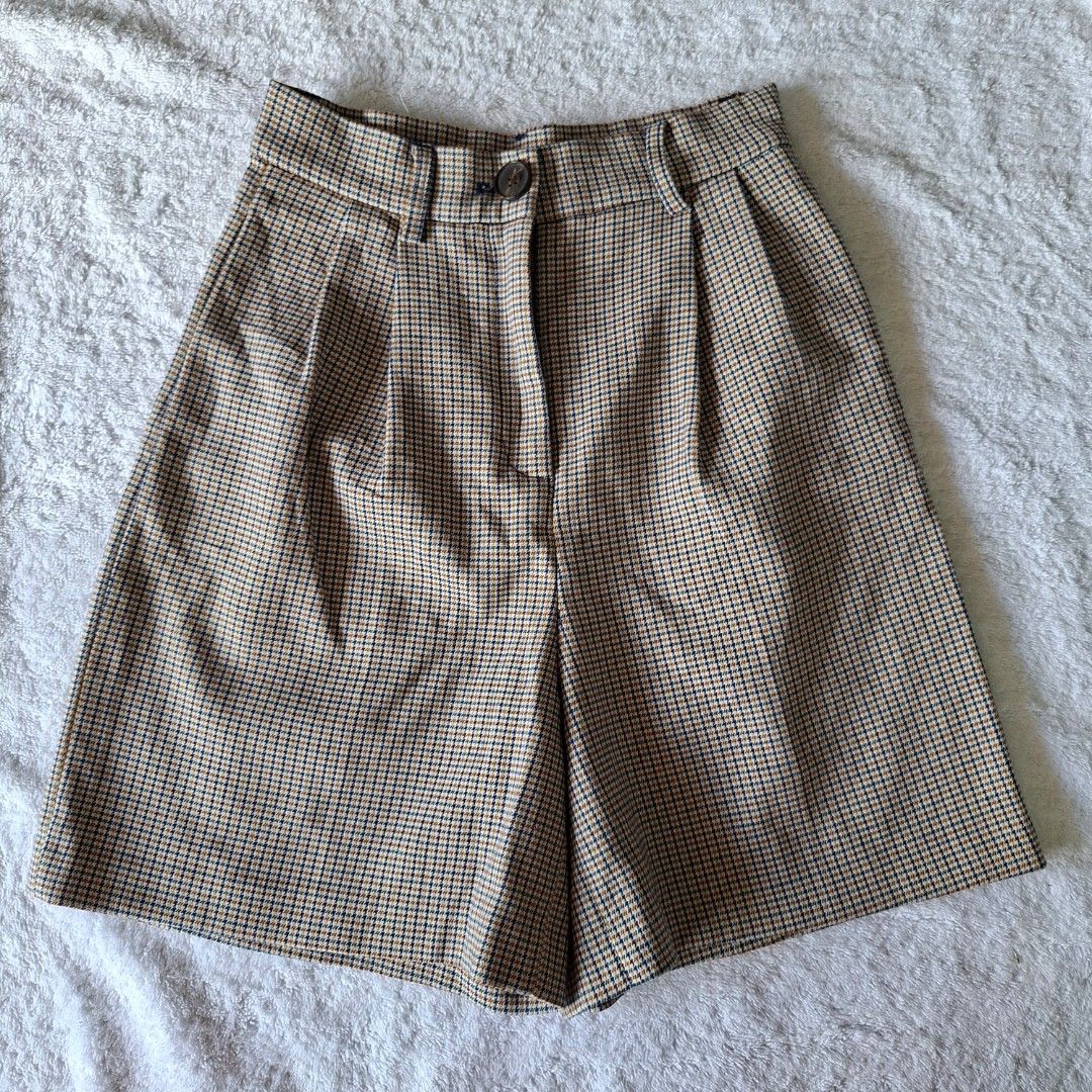 URBAN REVIVO SHORT - S (Category: Shorts) located in Abucay. Submitted by petiteprettyboutiquev2 (Listing ID 1466606487, Image 1). Description: Thick fabric itu ganda😍 + SF(J&T).