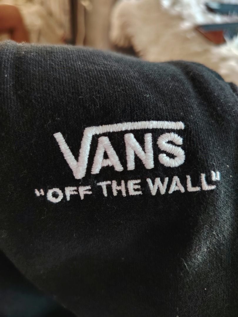 Vans Kids Core Basic Fleece Pants/Jogger (Category: Babies & Kids Fashion) located in Caba. Submitted by valerie_18947 (Listing ID 1466651163, Image 2). Description: - Brand: Vans100% Authentic,VF International - Color: Deep Black -Made in Turkey -Premium74% Cotton/26%Polyester Blend (very soft inner fleece) - Fit: Regular fit with elastic waistband and cuffed ankles - Details: Small Vans logo printed on the left thigh - Versatility: Ideal for lo