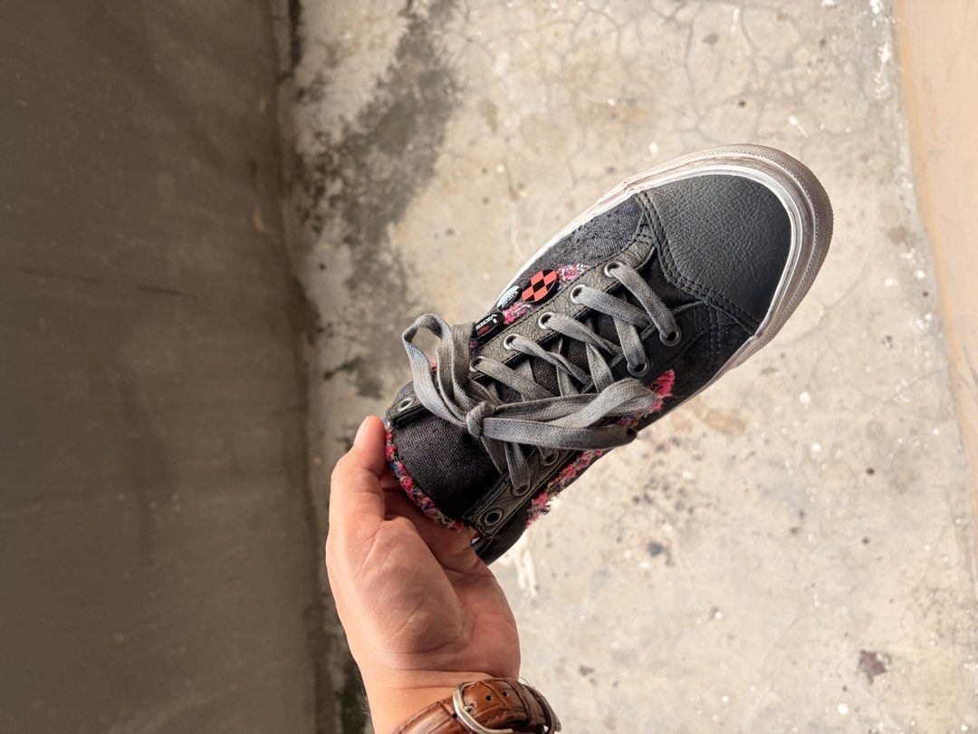 Limited Edition Vans Old Skool Souvenir (Category: Sneakers) located in Sorsogon. Submitted by komsulgix (Listing ID 1466651309, Image 3). Description: - Style: Vans black low-top sneakers with multi-color tweed side stripes and decorative button pins - Size: US Men 10 / EUR 43 BRAND NEW ORIGINAL Price is negotiable.