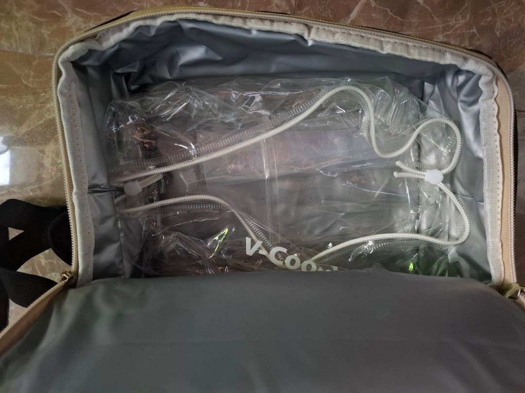 V-Coool Professional Cooler Bag Backpack (Category: Diaper Bags & Wetbags) located in Manila. Submitted by roseannlmn66895 (Listing ID 1466567252, Image 2). Description: Selling Vcool black breastpump bag with Transparent inner bag Location: Manggahan Pasig Original owner Bought: June 2025 Original Price PHP 991.00 Selling Price 599 Rfs: decluttering and too many bags .