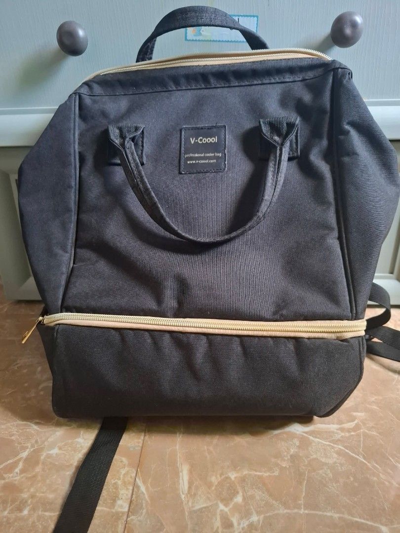 V-Coool Professional Cooler Bag Backpack (Category: Diaper Bags & Wetbags) located in Manila. Submitted by roseannlmn66895 (Listing ID 1466567252, Image 3). Description: Selling Vcool black breastpump bag with Transparent inner bag Location: Manggahan Pasig Original owner Bought: June 2025 Original Price PHP 991.00 Selling Price 599 Rfs: decluttering and too many bags .
