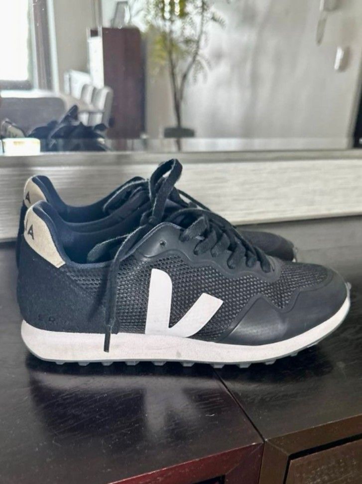 VEJA SDU-B Mesh Black White Sneakers (Category: Sneakers) located in Quezon City. Submitted by corrnic (Listing ID 1466575535, Image 2). Description: - Brand: Veja - Colorway: Black and White - Details: Chunky contrast V logo, mesh upper, suede heel panels, and rubber toe cap - Soles: White midsole and treaded outsole - Condition: Comfort-focused everyday wear with minor scuffs on the midsoles from regular use - Closure: Classic lace-up front.