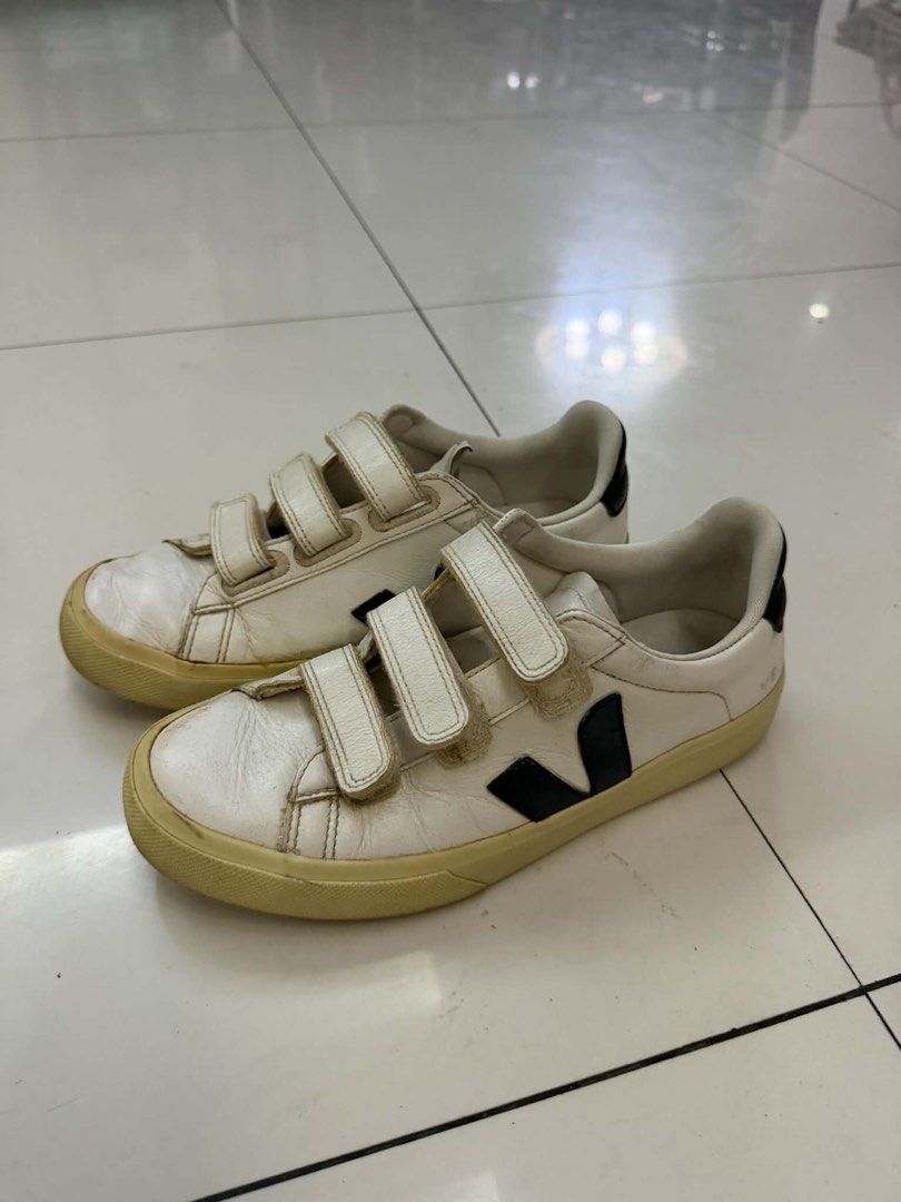 Veja (US 9) (Category: Sneakers) located in Manila. Submitted by avok4yedo (Listing ID 1466765616, Image 1). Description: Minor flaw (shown in pics) Needs whitening.