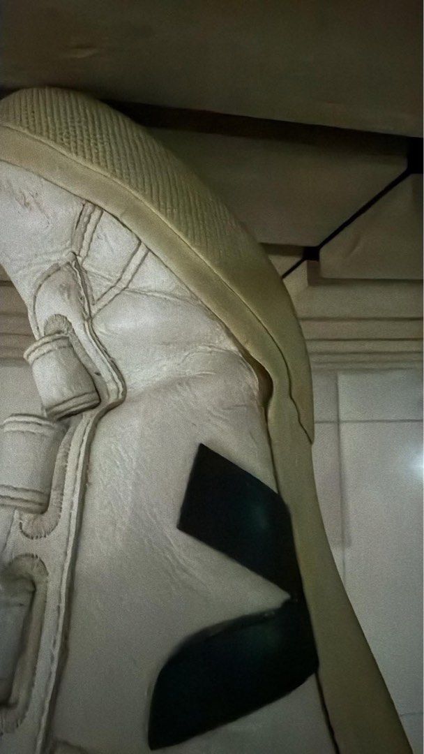Veja (US 9) (Category: Sneakers) located in Manila. Submitted by avok4yedo (Listing ID 1466765616, Image 3). Description: Minor flaw (shown in pics) Needs whitening.