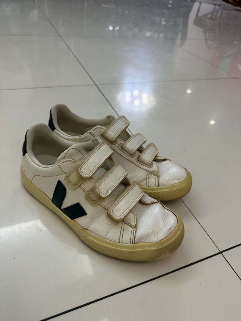 Veja (US 9) (Category: Sneakers) located in Manila. Submitted by avok4yedo (Listing ID 1466765616, Image 2). Description: Minor flaw (shown in pics) Needs whitening.