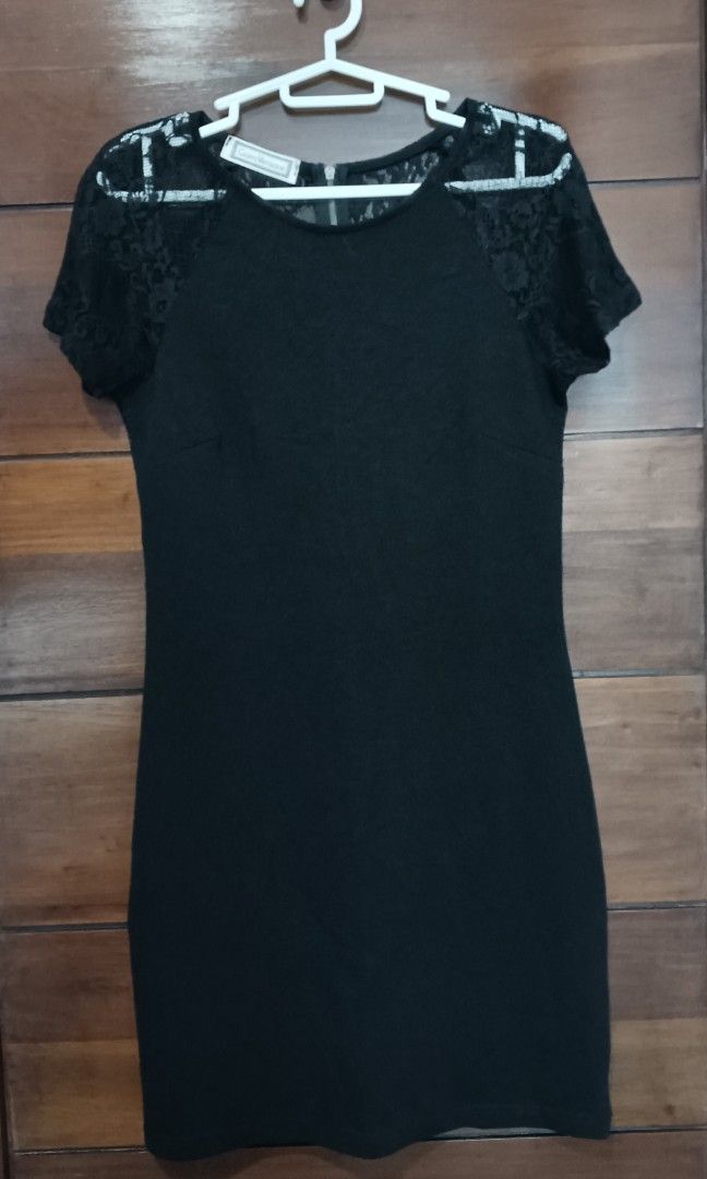 Versace Black Dress + 84 SF (Category: Luxury Apparel) located in Cebu City. Submitted by OneStop_ThriftShop_Mo (Listing ID 1466727558, Image 3). Description: Halloween Sale! 🎃🎃🎃 When it comes to high-end fashion and sophistication, Gianni Versace is on top! ‎This dress is simple looking yet overflowing with "elegance". Black is beautiful indeed! 💕💕💕 ‎Perfect for Special Occasions and events. Parties, dates, formal ootds, etc. ‎Versace uses